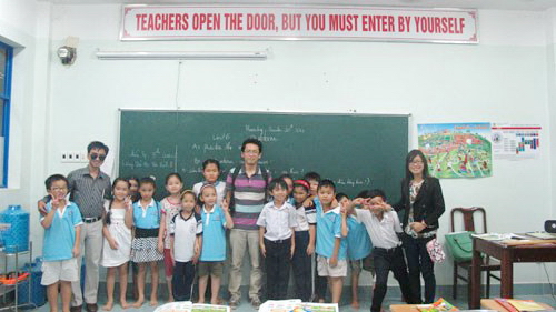 Minh Xuân và giáo sư Akinori Seki trong chuyến hoạt động chia sẻ với các em học sinh tại tỉnh Bình Phước